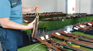 Un agent de la Guàrdia Civil mostra diverses armes a subhasta