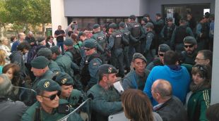 La Guàrdia Civil a Garrigàs (Alt Empordà) on hi va haver una càrrega (arxiu)