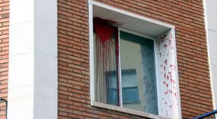 Una de les finestres tacades amb pintura