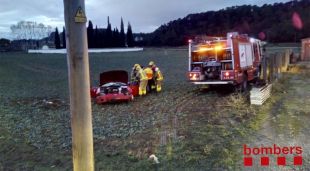 El vehicle accidentat assistit pels Bombers