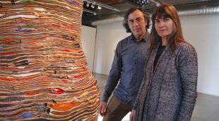 Xavier Escribà i Clarie Cayla al costat d'una de les obres exposades a Can Mario de Palafrugell