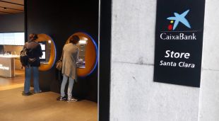 Gironins retirant diners de la sucursal que CaixaBank té al carrer Santa Clara de Girona