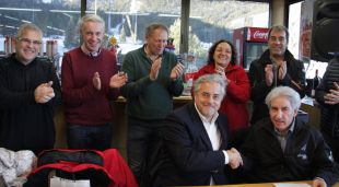 Encaixada de mans entre el president de FGC, Enric Ticó, i el de la Federació d’Hostaleria de Girona, Antoni Escudero
