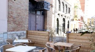 La mare va anar a prendre unes copes a l'interior d'aquest local