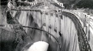 Moment de la construcció de la presa de Susqueda
