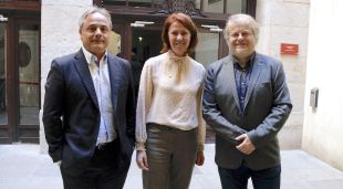 El regidor de Cultura de Girona, Carles Ribas; l'alcaldessa Marta Madrenas i el director editorial del Grup Enderrock, Lluís Gendrau