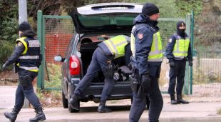 Agents de la policia espanyola registrant un vehicle que han aturat a la frontera al Pertús