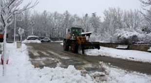 Una màquina llevaneu retirant la neu a l'avinguda Schierbeck de Puigcerdà
