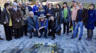 Els familiars de deportats i l'artista Gunter Demnig, aquest matí