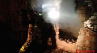 Els Bombers extingint les flames