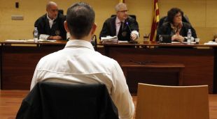 D'esquenes, l'acusat de maltractar la parella i agredir-la sexualment, durant el judici