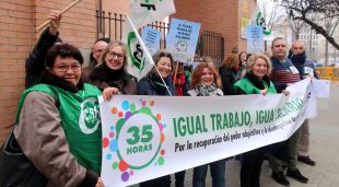 Un moment de la concentració convocada pel CSIF davant la Subdelegació de l'Estat a Girona