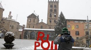 Un home fent una foto al centre de Ripoll nevat