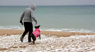 Neu a la platja de Pineda de Mar (arxiu)