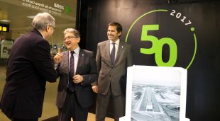 El delegat del govern espanyol a Catalunya, Enric Millo, visita l'exposició sobre els 50 anys de l'aeroport