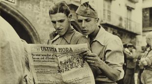 Imatge de la Guerra Civil d'Agustí Centelles. Soldats llegint la premsa a Alcanyís