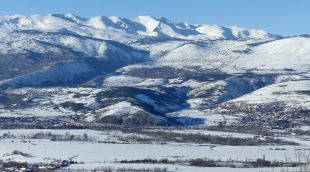 Aspecte que presentava ahir Llívia (Cerdanya) amb els pics de Coll Roig i Carlit de teló de fons