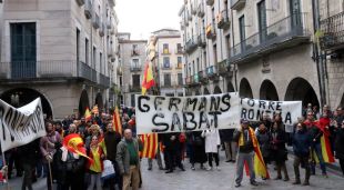 La petita concentració a la plaça del Vi de Girona contra el canvi de nom de la plaça de la Constitució