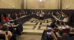Moment en què el ple ha votat la moció per rebatejar la plaça Constitució per U d'Octubre