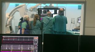 Professionals del Trueta realitzant el tractament per aturar arítmies