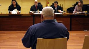 L'acusat, d'esquenes, durant el judici