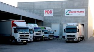 Camions aparcats al moll de càrrega i descàrrega de l'empresa de transports i logística de Celrà