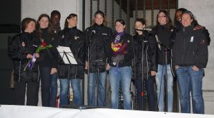 L'equip de bàsquet femení UniGirona llegint un manifest conjunt a favor del drets de les dones el 2012