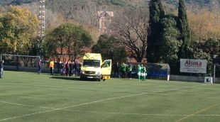 Una ambulància atenent a l'entrenador agredit el febrer d'enguany