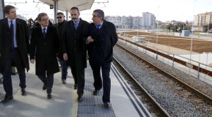 Millo acompanyat de representats del govern espanyol a l'estació de Girona