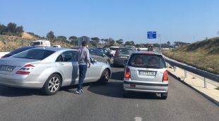 Els vehicles aturats just davant de l'accident