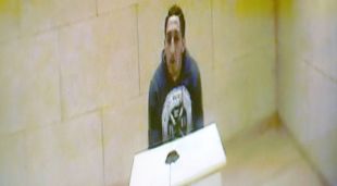 Oukabir durant el juidici fet per videoconferència (arxiu)