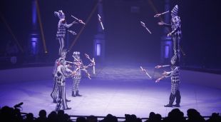 L'actuació de la Troupe Chugunov de Rússia fent malabars en grup