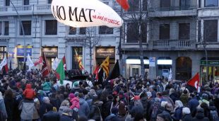 La manifestació de solidaritat als anti-MAT acusats passant per davant la subdelegació del govern espanyol