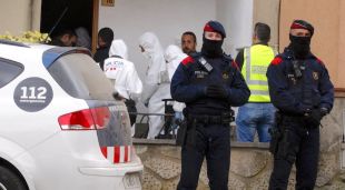 La policia científica al domicili familiar del detingut pel doble crim de Susqueda
