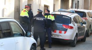 Diversos efectius policials a l'entrada del domicili de l'oncle del detingut pel doble crim de Susqueda