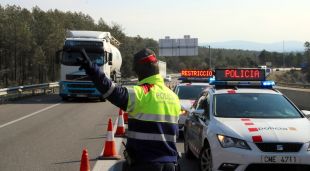 Un mosso desviant un conductor a la C-25 al pas per Santa Coloma de Farners