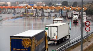 Camions començant a circular per l'autopista AP-7 en direcció sud a l'alçada de la Jonquera