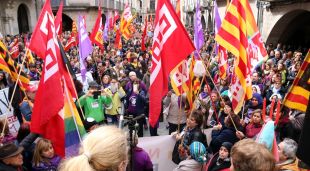 Concentració feminista a la plaça del Vi
