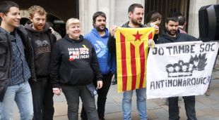 Alguns dels encausats per cremar fotos del rei a la roda de premsa per valorar la sentència del TEDH