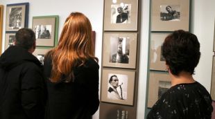 Dues comissàries ensenyant l'exposició de fotografies 'Elles fotografien Dalí'