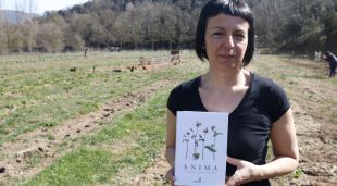 La xef de Les Cols, Fina Puigdevall, amb el llibre que ha publicat a les mans