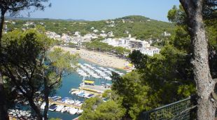 La zona de Llafranc amb diverses embarcacions fondejades
