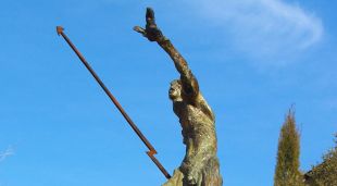 L'escultura de Llampaies abans de la seva desaparició