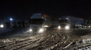Diversos camions preparant-se per agafar l'A-2 al Bruc a quarts de set del mat