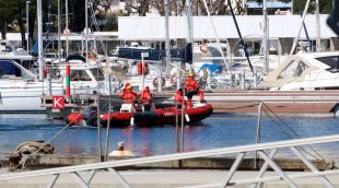 Una dotació marítima dels Bombers entrant a la instal·lacions del Port de Blanes
