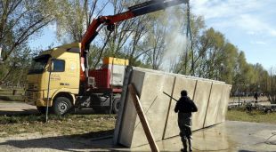 Un operari desinfecta una de les peces de l'estructura flotant