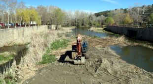 Una excavadora a la zona de construcció de l'escala per a peixos a Girona