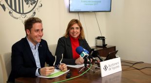 El regidor d'Hisenda, Jordi Masquef, i l'alcaldessa, Marta Felip, aquest matí