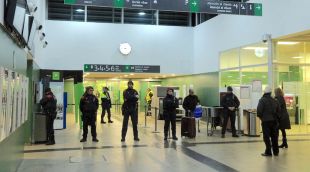 Diversos agents dels Mossos impedint l'accés a vies dels manifestants