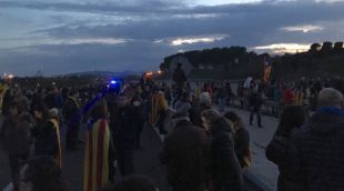 Els concentrats tallant l'autopista a Girona